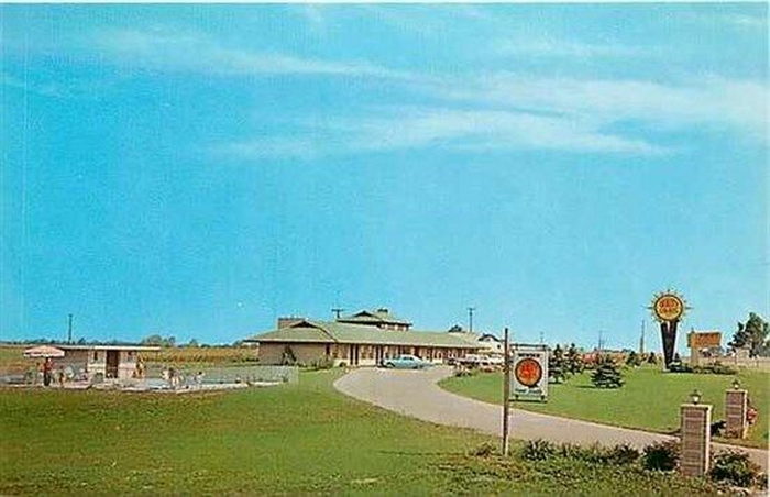 Bushs Motel - Vintage Postcard
